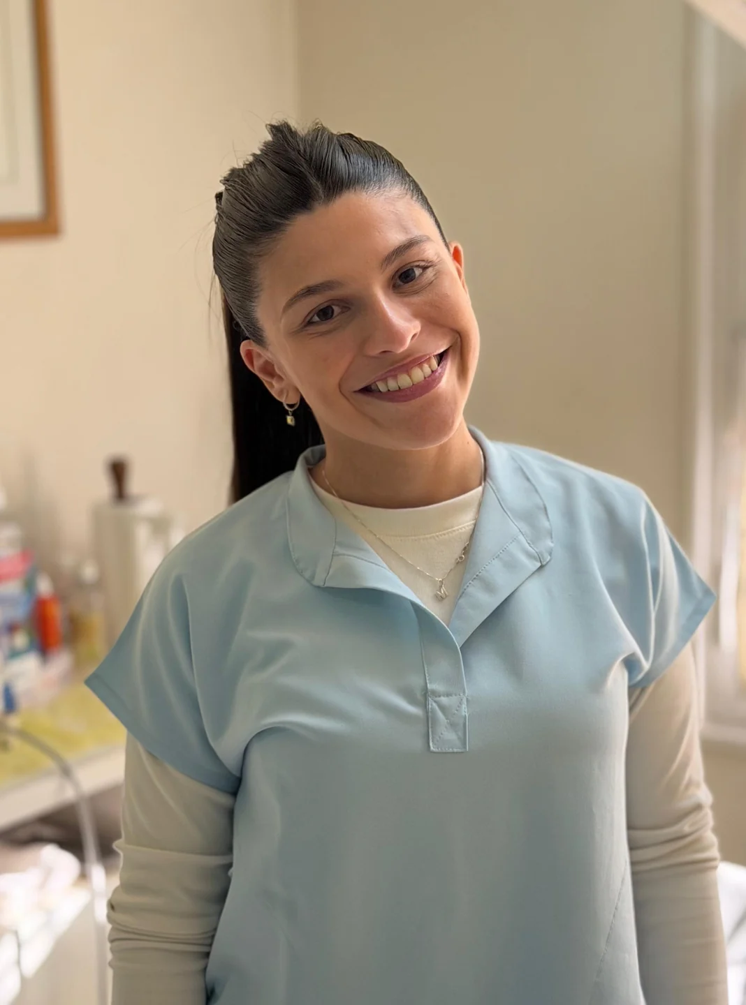 Martina Damario con uniforme odontológico en un consultorio